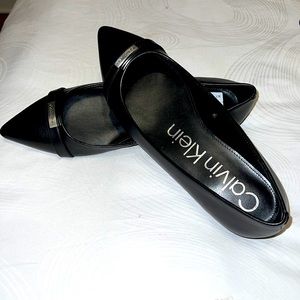 Black flat shoes